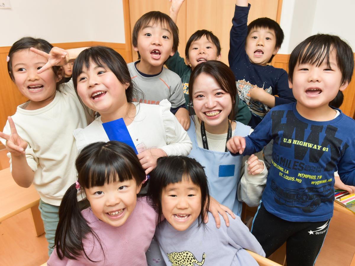 アスク保育園の明るい園内で子どもたちと楽しく笑顔で過ごす保育士の様子