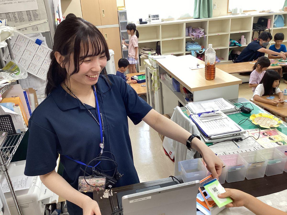 放課後児童支援員として学童クラブでこどもたちと接する先生